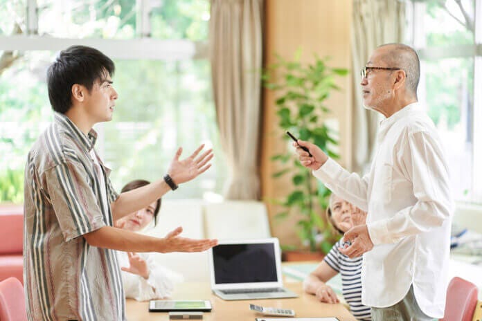 男性が結婚を後悔したこと1:自分の両親と不仲