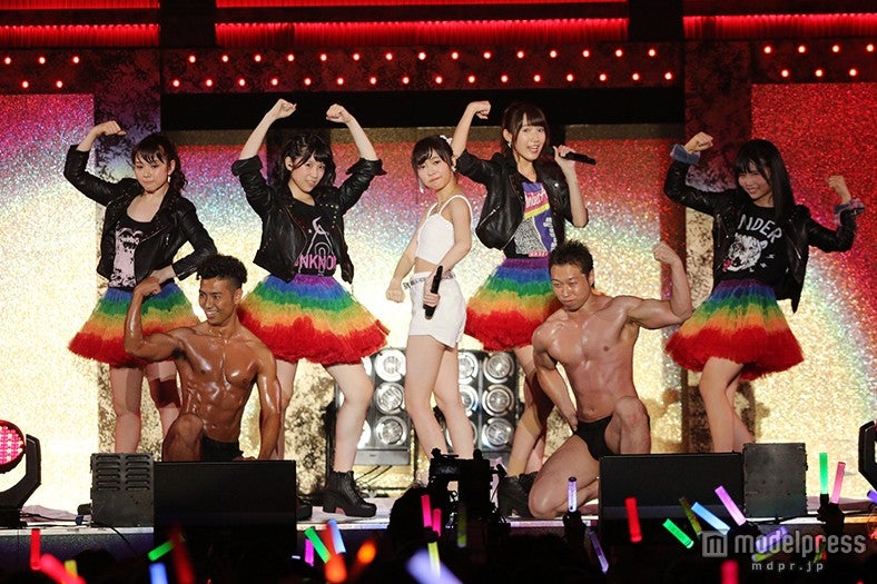 ライブの様子（C）AKS