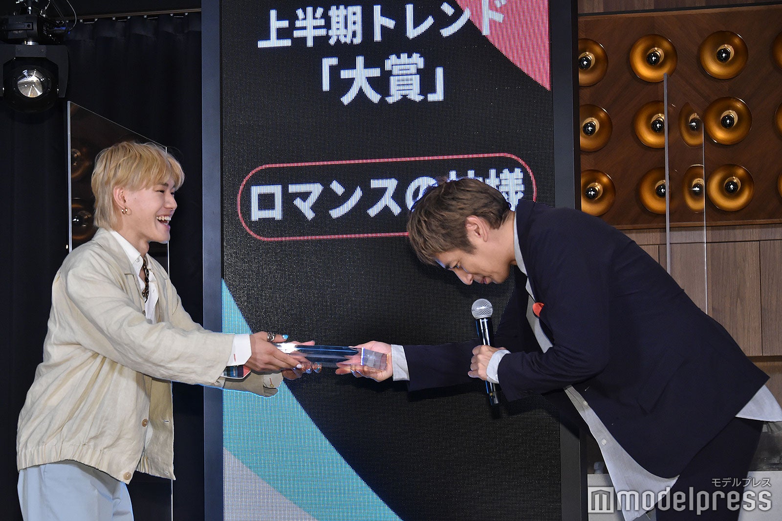 タイガの振り付け、徳井義実（C）モデルプレス