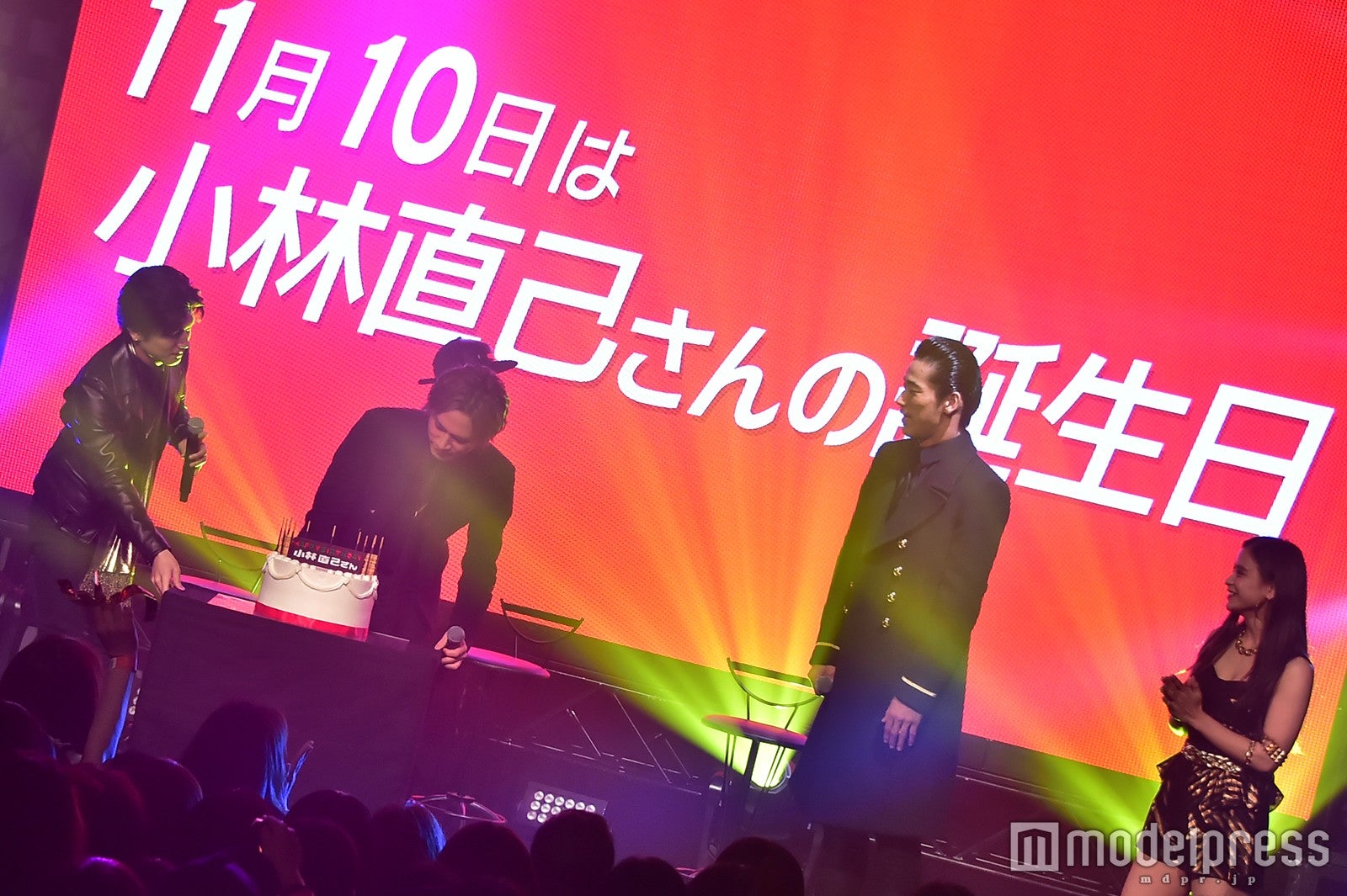 ケーキを運び込む様子 （C）モデルプレス