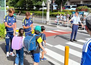 横浜M・宮市「本当に事故をしないように…日産を背負ってプレーしているので」松原と小学校で交通安全活動 下校中の子どもたち大興奮