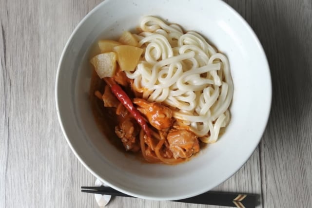 パインを添えたカルディ「スータイ レッドカレーチキン」のカレーうどん