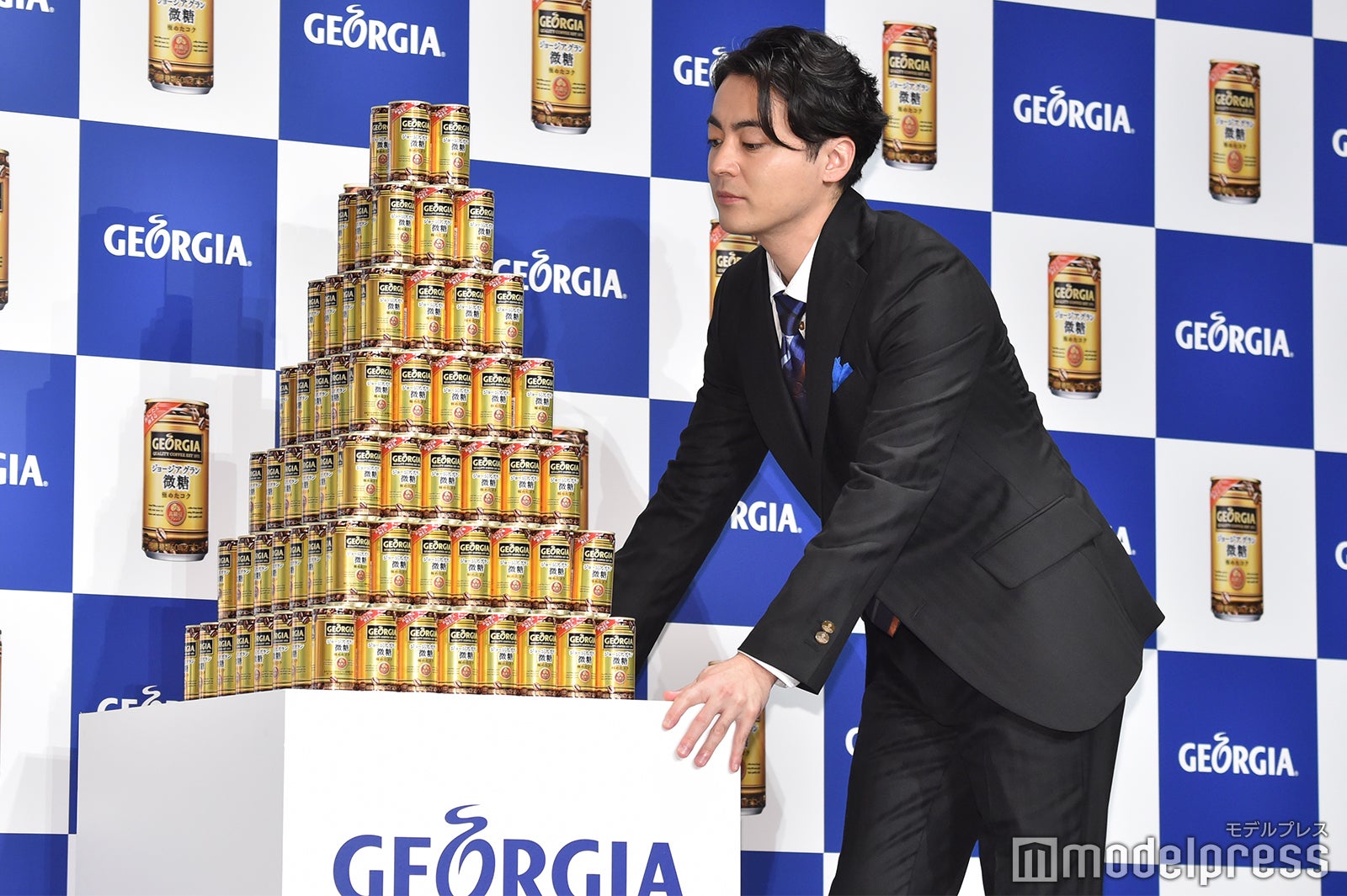 缶コーヒーの山を運ぶ山田孝之 （C）モデルプレス