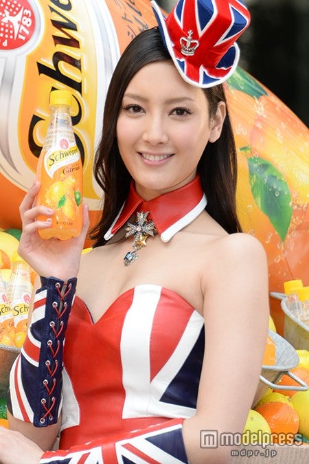 菜々緒、谷間チラリSEXY衣装で美脚魅せ　ウーマン村本は土下座でスカート覗き見