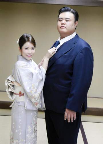 「奥様めちゃ美人さん」元英乃海の断髪式 現役時代は伏せていた結婚公表に反響 12年前結婚の有希夫人が姿「知らなかった」「力士の奥様ってみんな美人」