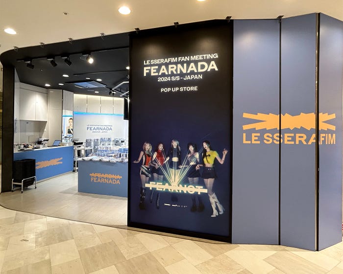 『LE SSERAFIM FAN MEETING ‘FEARNADA’ 2024 S/S - JAPAN POP-UP STORE』外装(提供写真)