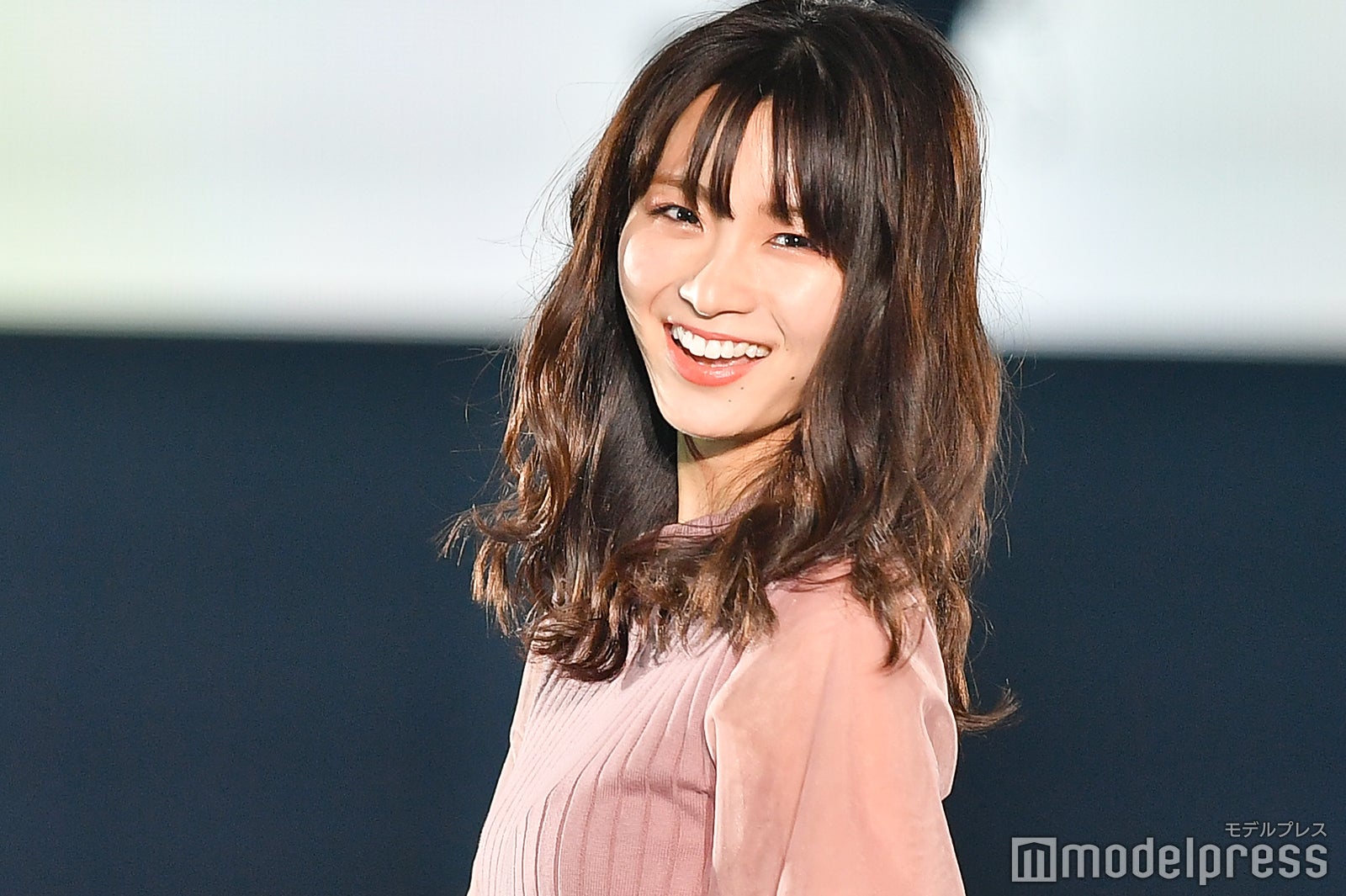 岡崎紗絵、透け感フェミニンコーデで美脚チラリ＜TGCしずおか2020＞