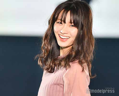 岡崎紗絵、透け感フェミニンコーデで美脚チラリ<TGCしずおか2020>