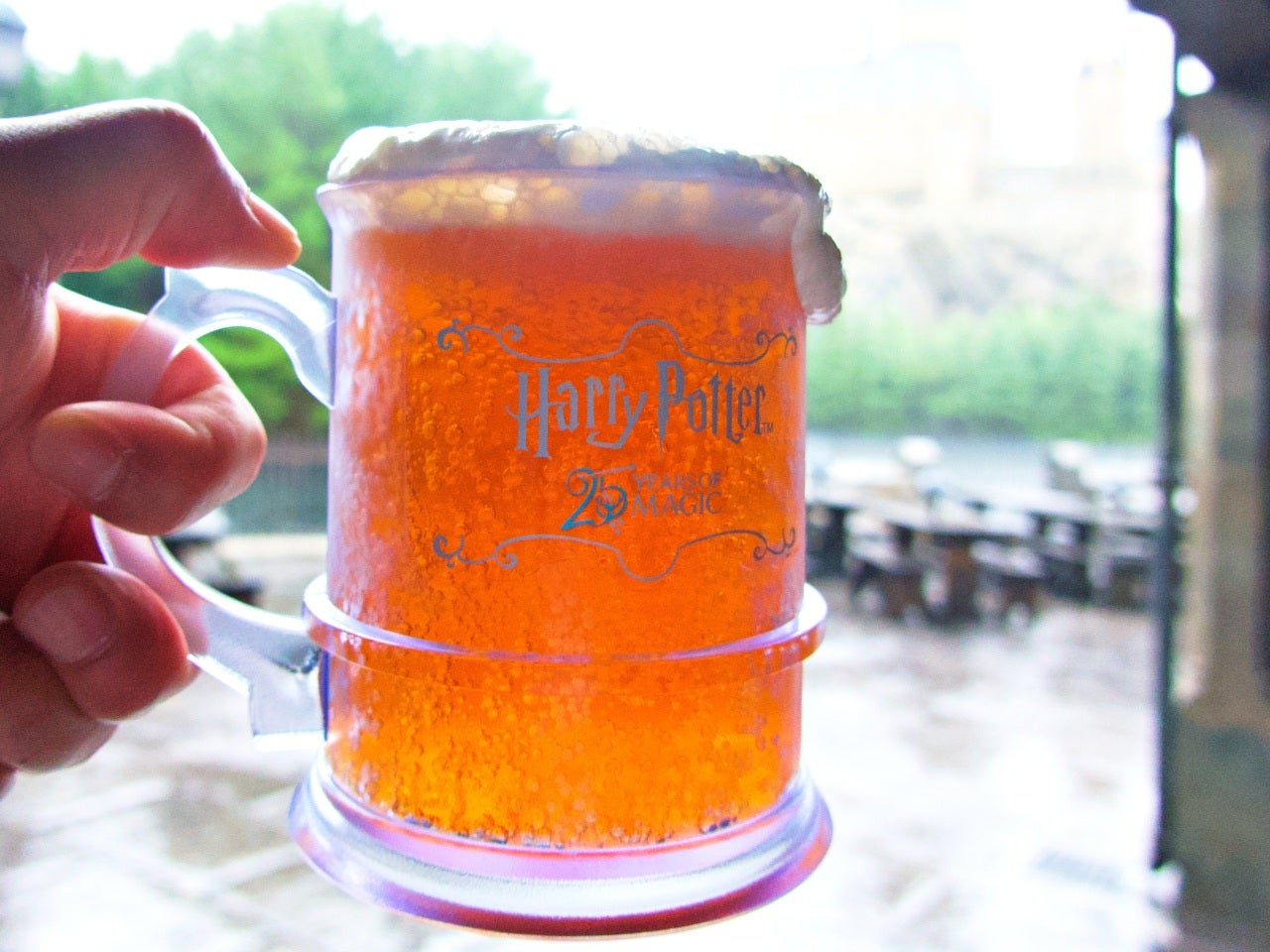 【USJ】ハリポタ公開25周年記念！バタービールのデザインが変わったらしいで！