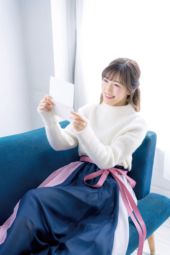 渡辺麻友と柏木由紀の共著『まゆゆきりん「往復書簡」~一文字、一文字に想いを込めて~』(画像提供:双葉社)