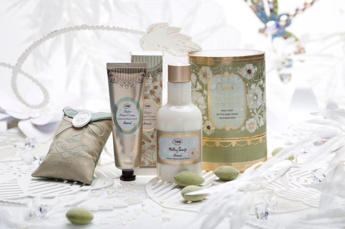 画像左から【SABON】「センティッドサシェ」、「バターハンドクリーム アーモンドL/E」、「ミルキーソープ アーモンドL/E」 /画像提供:SABON