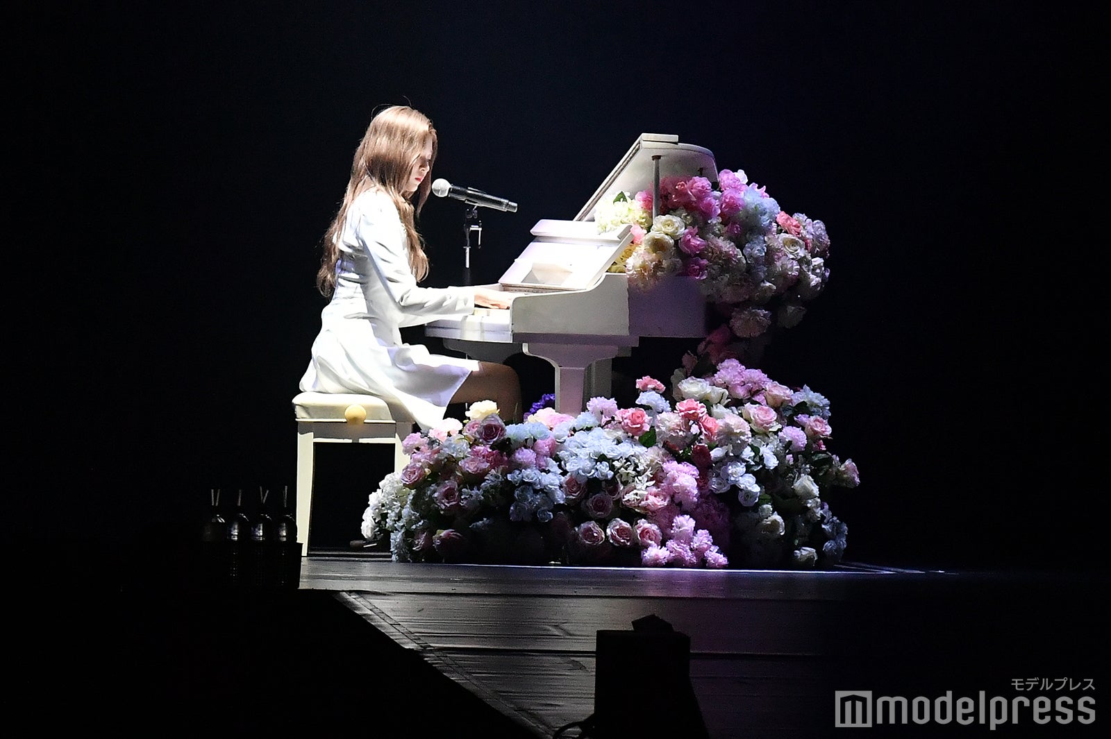 ピアノ演奏をするキム・ミンジュ（C）モデルプレス