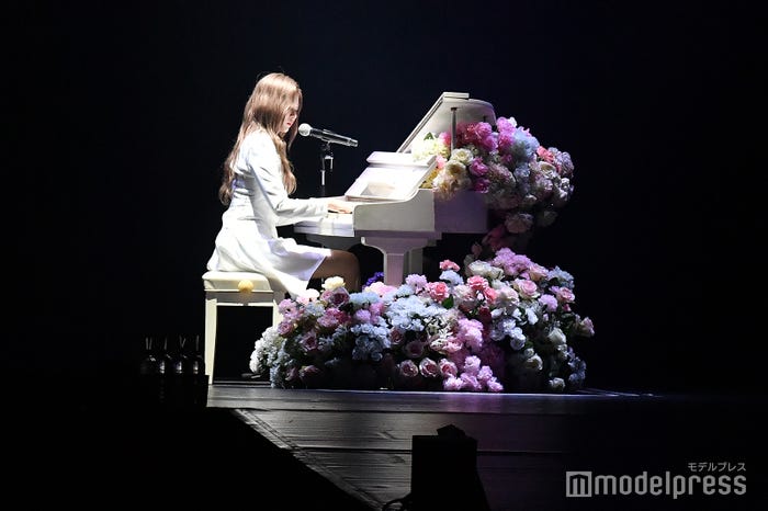 ピアノ演奏をするキム・ミンジュ(C)モデルプレス