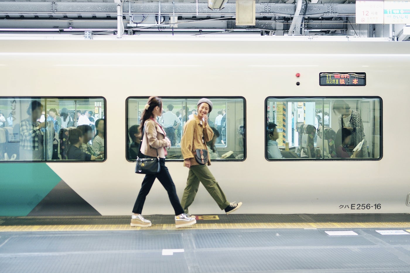東京から山梨へ向かうなら、新宿駅始発の特急「あずさ」でお出かけしましょ！（C）モデルプレス