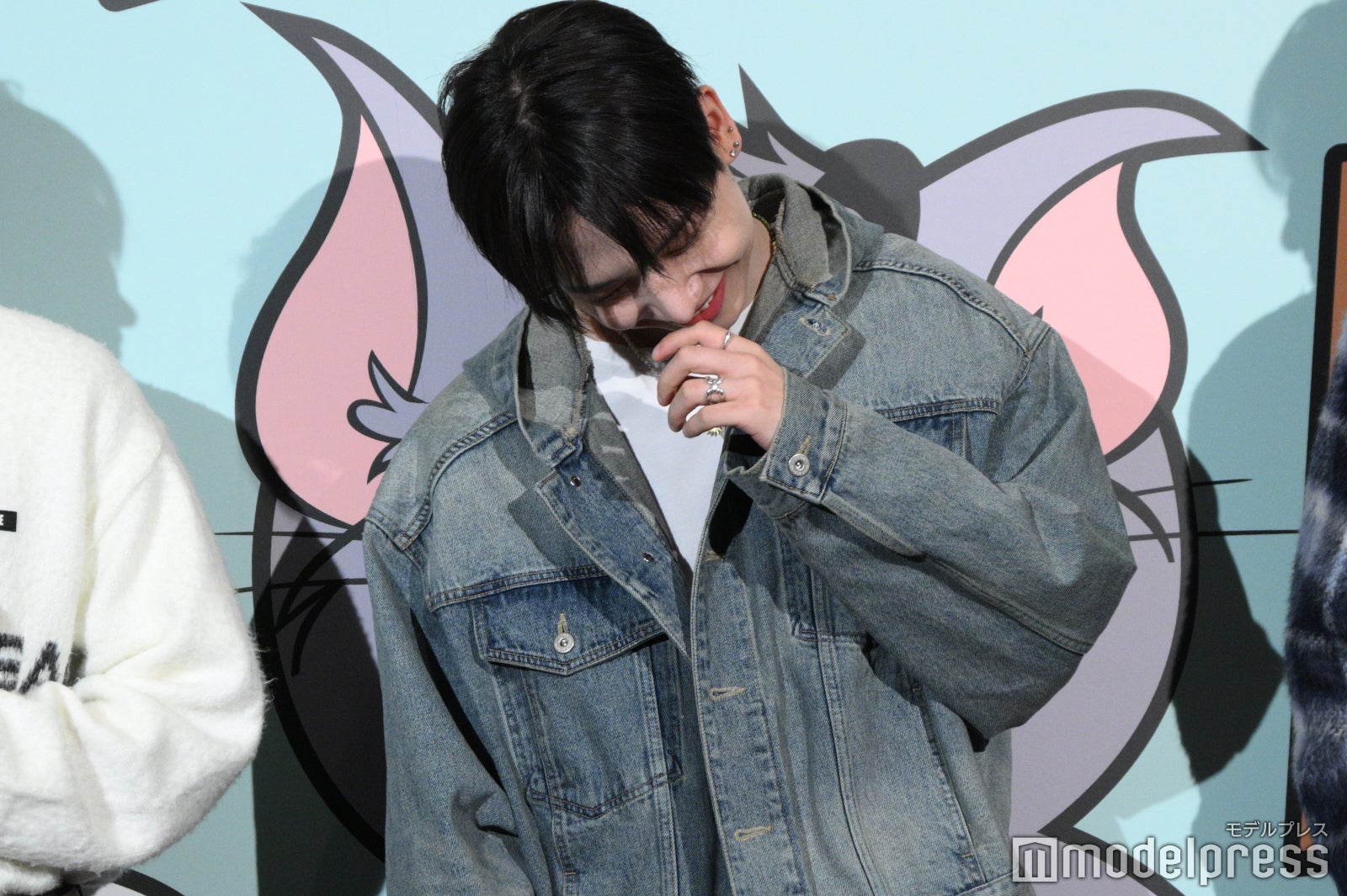 突然グッドポーズをしたSUNGHO（ソンホ）に笑うJAEHYUN（ジェヒョン）（C）モデルプレス