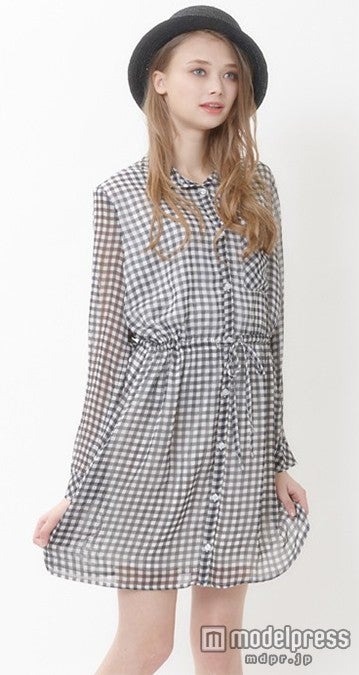透け感がおしゃれ「titivate」シフォンギンガムチェックシャツワンピース4,309円（税込）