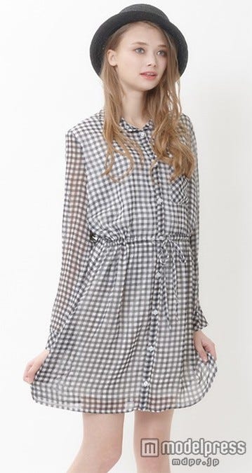 透け感がおしゃれ「titivate」シフォンギンガムチェックシャツワンピース4,309円(税込)