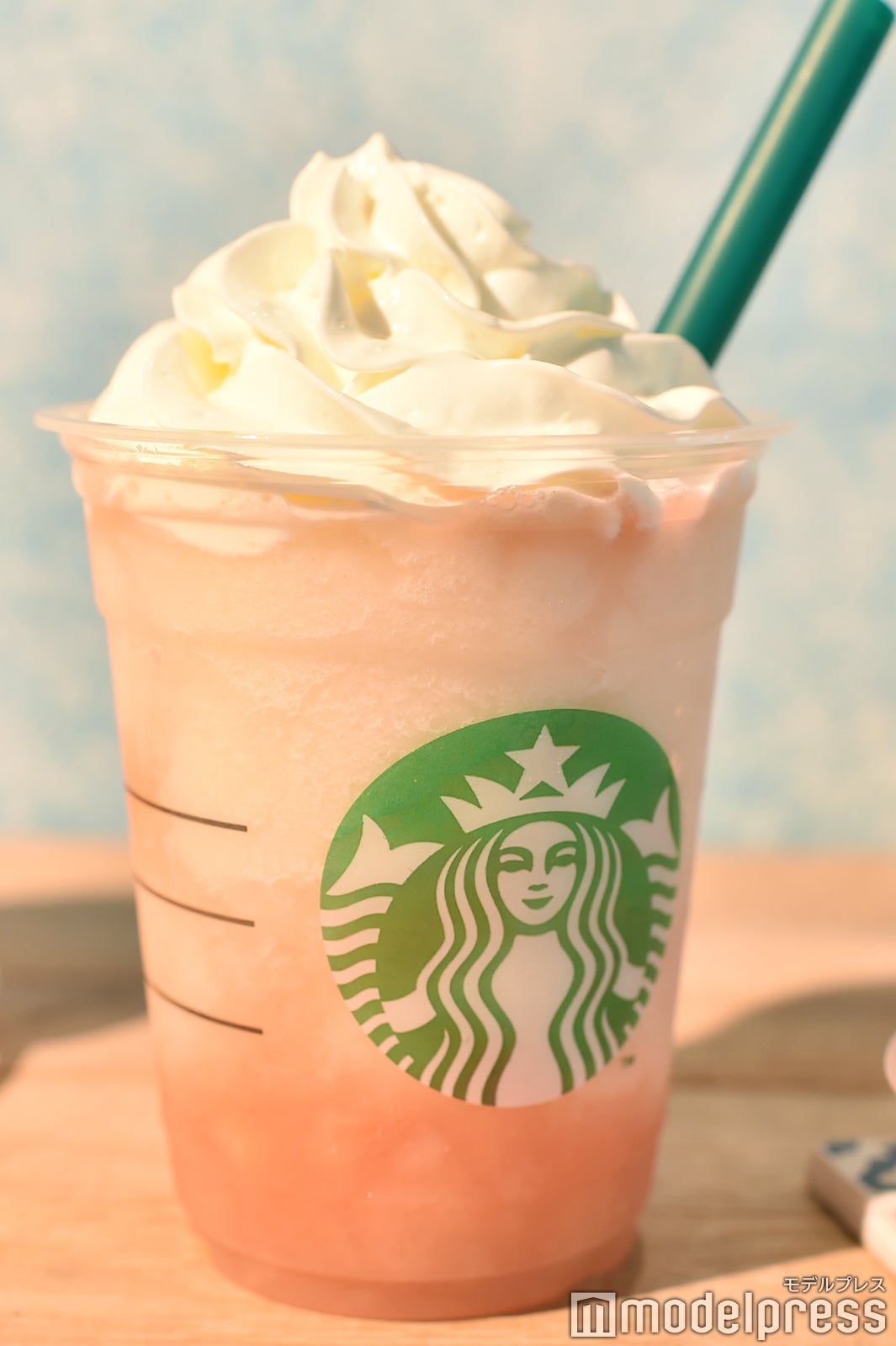 ビーチを意識しソースが“まだら模様”に／「ピーチ オン ザ ビーチ フラペチーノ」 （C）モデルプレス