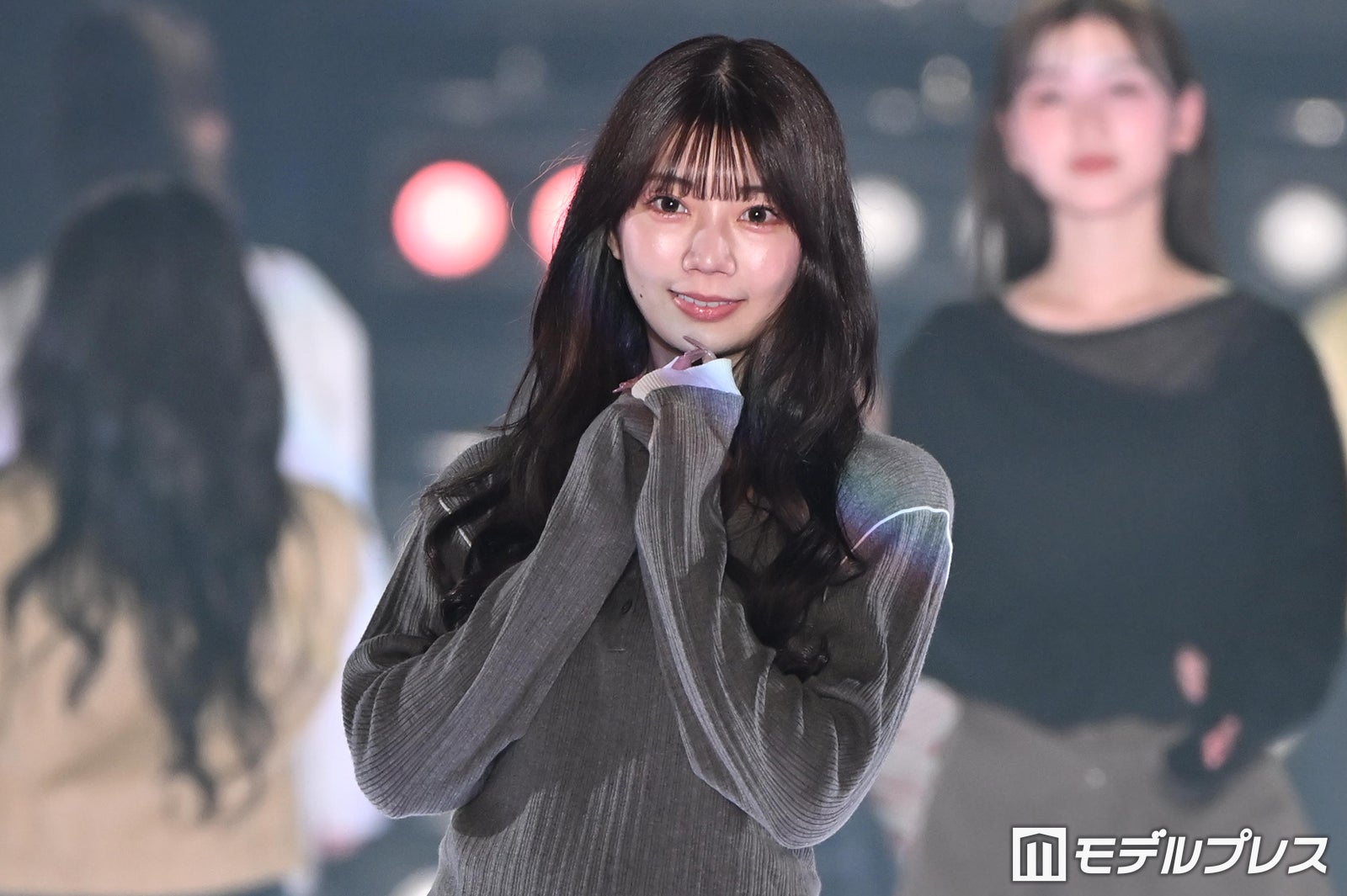 元日向坂46高本彩花、小花柄パンツ×レイヤード風トップスのラフコーデ 華やかオーラで視線独占【関コレ2026S/S】