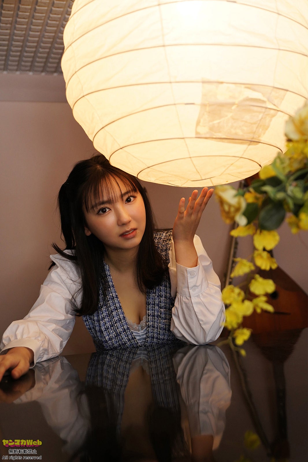 沢口愛華、和モダン空間で美バストチラリ