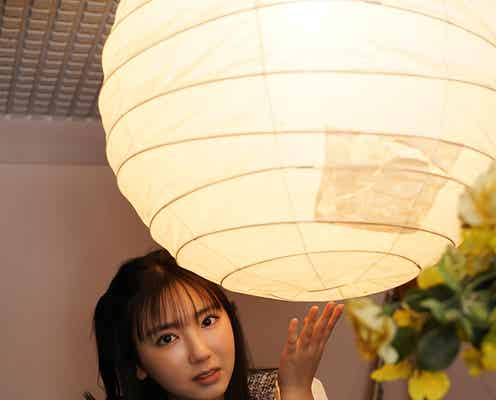 沢口愛華、和モダン空間で美バストチラリ