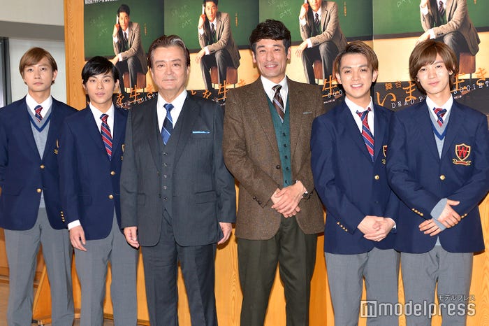 (左から)中村海人、永田崇人、大和田伸也、佐藤隆太、宮近海斗、七五三掛龍也(C)モデルプレス