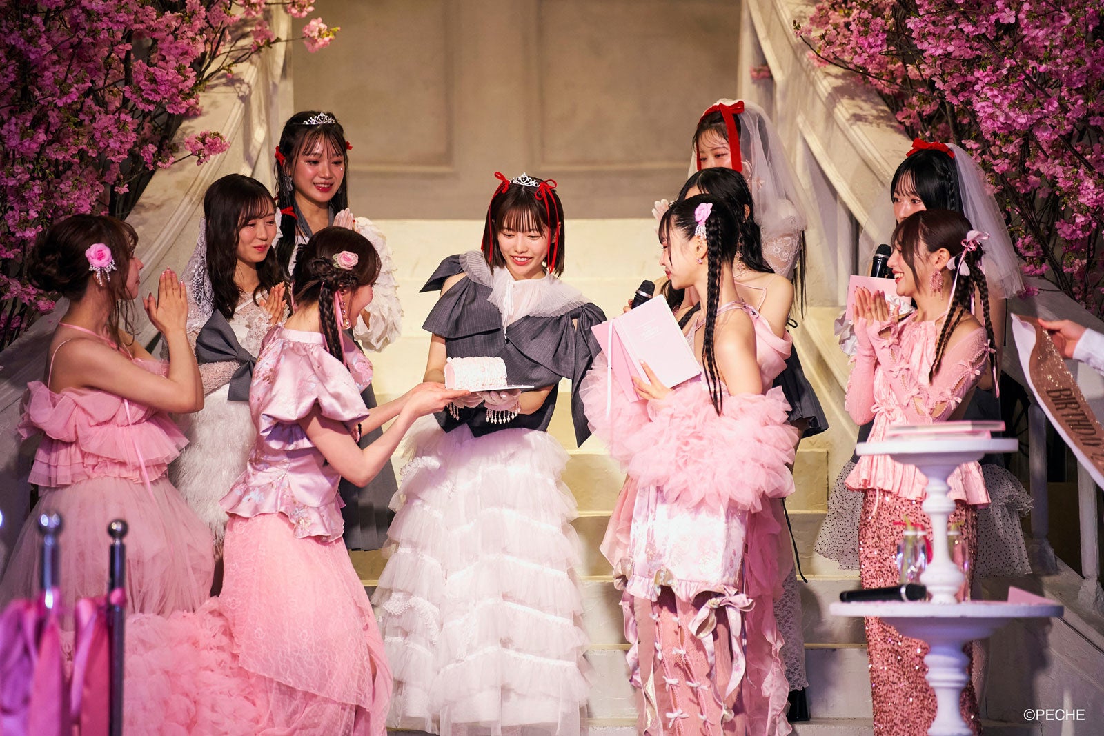 （上段左から）古澤里紗、斎藤みらい（中段左から）渡辺美優紀、島崎遥香、吉井美優、越智ゆらの（下段左から）三上悠亜、菅野結以、中村里砂、吉木千沙都（提供写真）