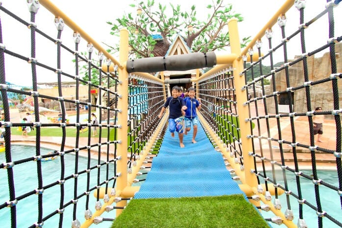 子ども向けのウォーターアスレチックで遊べます【制限】5~12歳(「ギガヘッド」は3歳以上。身長120cm未満は要付添)