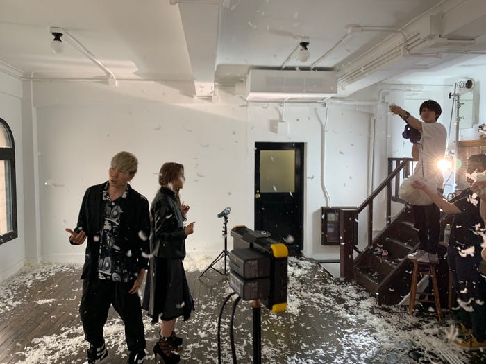 SLOTH、ゆきぽよ(木村有希)/「アイタイ アエナイ」MVオフショット(提供写真)