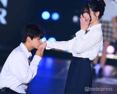 「今日好き」“けんみあカップル”中村健太朗、藤田みあの手の甲にキス&ハグでラブラブランウェイ【関コレ2025A/W】