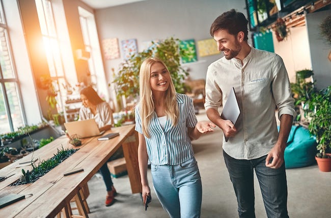 職場恋愛 男性が本命女性に出す 好きサイン モデルプレス