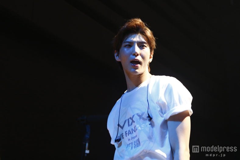 レオ（C）CJ E&M，Jellyfish Entertainment ＆ CJ Victor Entertainment，Inc.