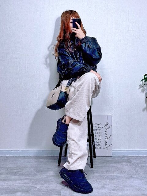 GUGIRLSフライトジャケット GUGIRLSフライトジャケットのブラックとコーデュロイパンツのモノトーンコーデ