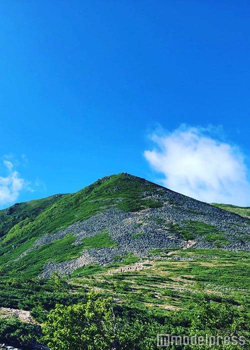 常念乗越から見える頂上手前のピーク（C）モデルプレス