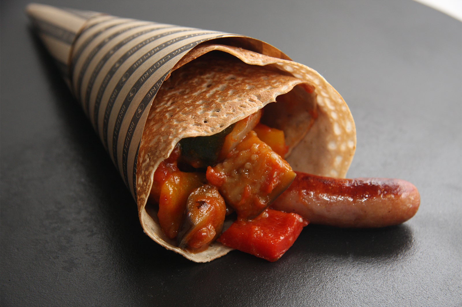 スパイシーラタトゥイユとソーセージのガレット¥880（税込）／画像提供：横浜赤レンガ