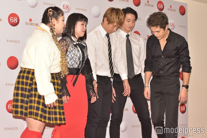 オースティンの立ち位置を誘導(C)モデルプレス