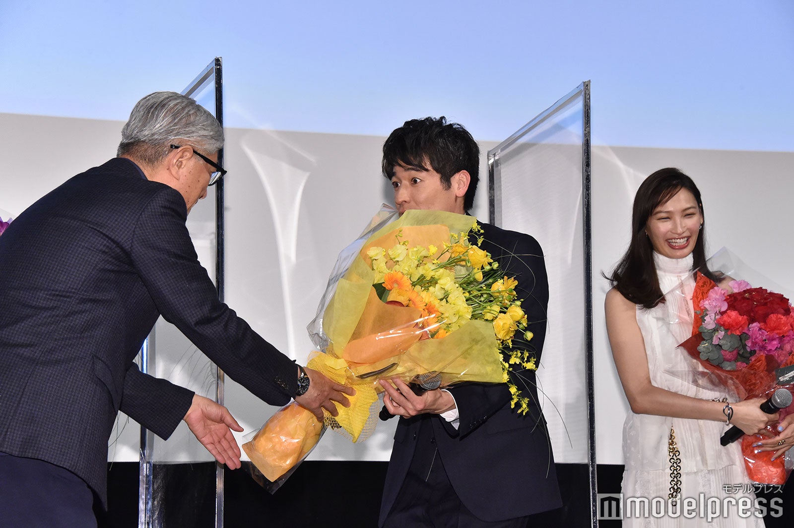 佐藤隆太（中央）（C）モデルプレス