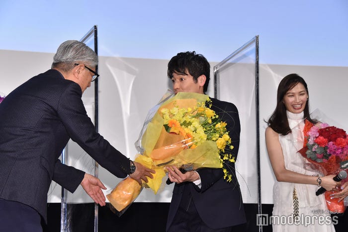 佐藤隆太(中央)(C)モデルプレス