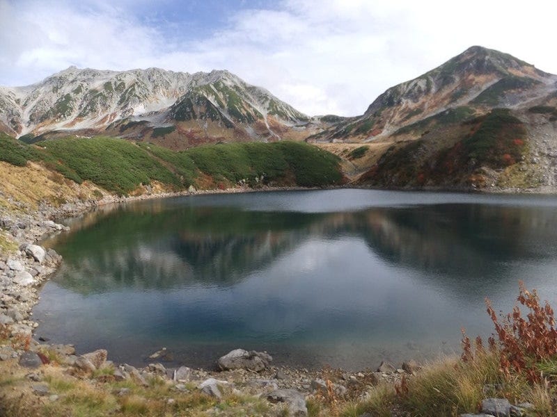 立山黒部アルペンルートの室堂駅から散策ルートを歩くと、立山連峰の山々が手が届きそうなところに見えます。みくりが池からは湖面に映る山々も楽しめます（2013年10月撮影）