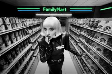 ファミマ店内でびっくり！あのレディー・ガガがバイトで登場！？