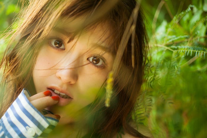 松村沙友理 写真集12月12日発売/小学館)通常版表紙 (撮影/桑島智輝)