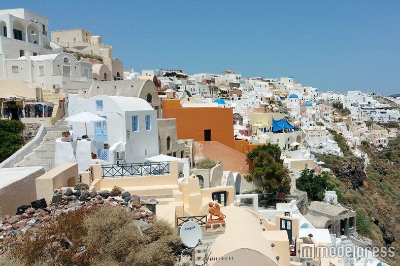 山沿いに段々に並ぶ白亜の街並み