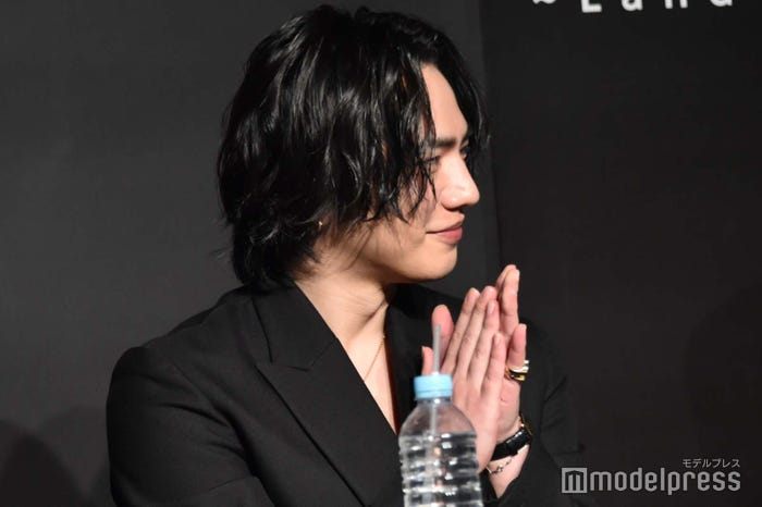 小さくメンバーに拍手を送る (C)モデルプレス