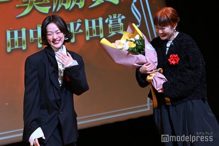 市川実日子、小田玲奈氏(C)モデルプレス