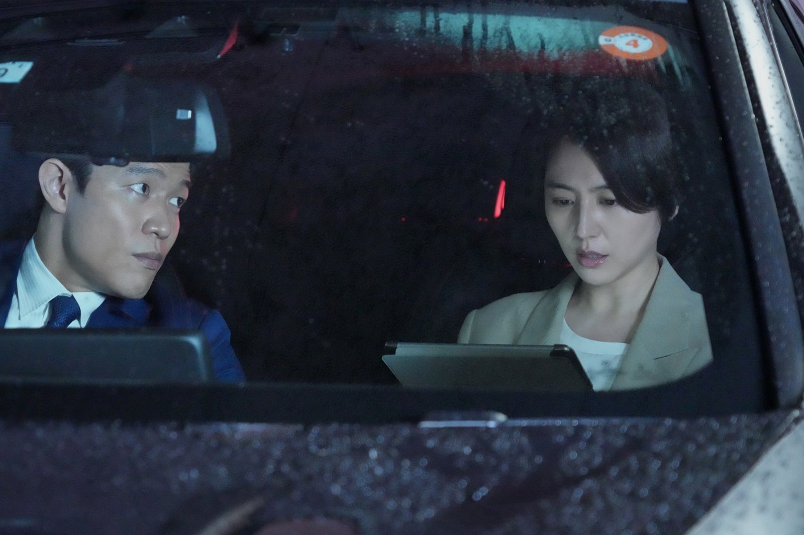 鈴木亮平、長澤まさみ／「エルピス―希望、あるいは災い―」第2話より（C）カンテレ