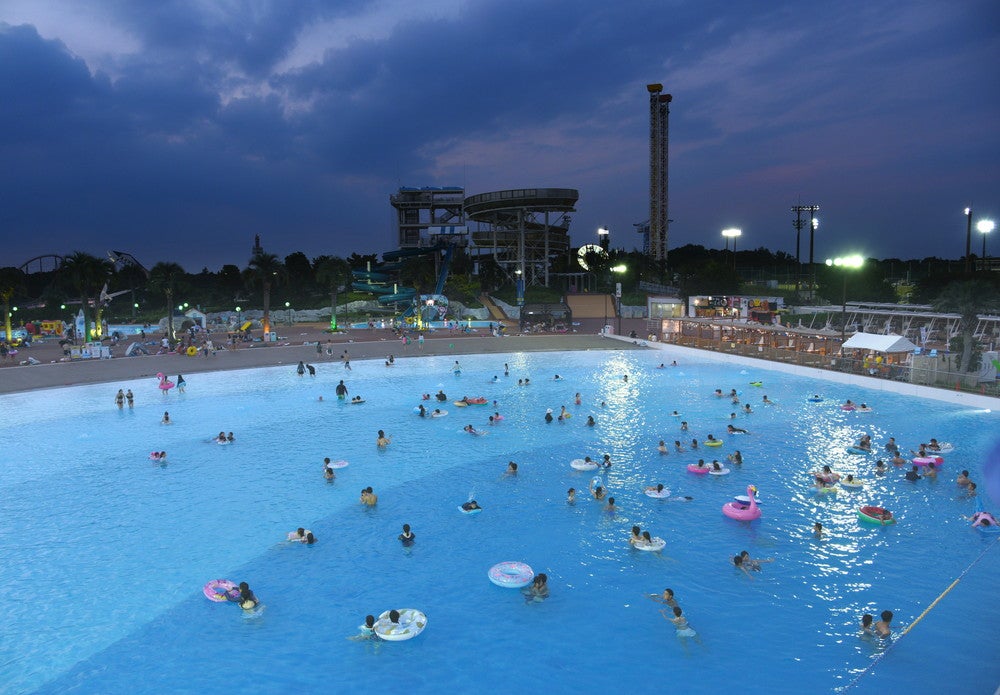 ナイトプール／画像提供：よみうりランド