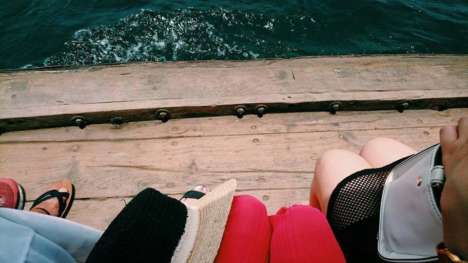 乗船中／画像提供：所属事務所