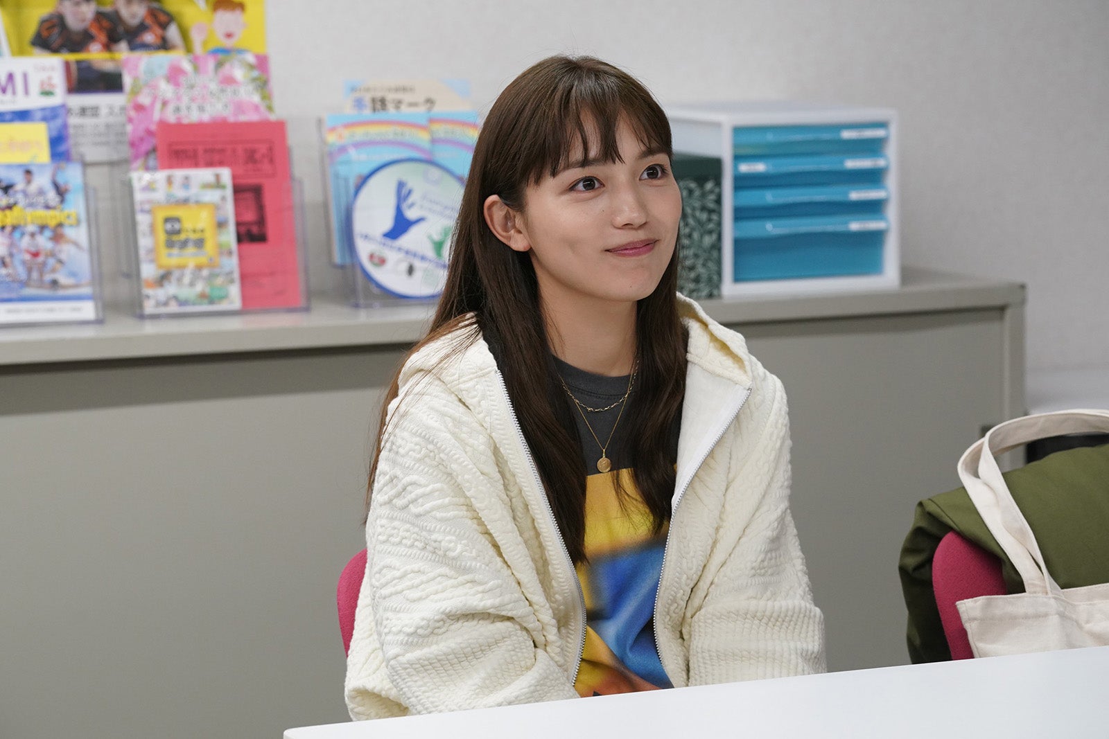 まる　silent 川口春奈さん着用　サロペット グリーン系 川口春奈が出演する「silent」第4話のワンシーン - スポニチ