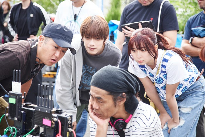 高橋恭平、上白石萌歌ら/メイキングカット(C)2025「ロマンティック・キラー」製作委員会(C)百世渡/集英社