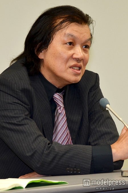 土屋アンナ提訴記者会見を行った甲斐智陽氏